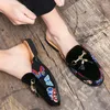 Sandaler sommarhalva skor för män svarta loafers manliga tofflor mocka läder casual körmulor glider lätta lägenheter