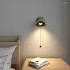 壁のランプは光の北欧のマカロンシンプルなリビングルームの寝室の読書ベッドサイドとスイッチソリッドウッドクリエイティブ回転
