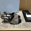 Sandali Sexy Calico decorativo Scarpe eleganti da donna Designer di lusso Tacco in pelle liscia Tacco basso elegante