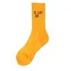 Chaussettes en coton pour hommes et femmes Alphabet classique Chaussettes respirantes pour homme Bas de basket-ball de football Chaussettes de sport à la mode Designer Girls Broderie colorée rétro