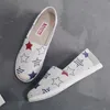 Nya mode kvinnors duk loafers casual skor kinesisk nationell stil cherry vit svart sneakers tränare