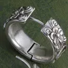 925 Silver Chic Charm Stud Women Designer Vintage Rings Stylish Circle Flower Relief Sculpture rostfritt stål Erarddroppar Anpassa enkel huvudbonad