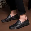 Klänningskor varumärke sommar äkta läder män loafers hål mjuk andas manliga mockasiner lägenheter casual båtförare skor som kör 230801