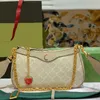 Designer Bag Womens Grande capacité portable Sac fourre-tout Élégant Strawberry pendentif Chaîne Sac Classique tissé sac à bandoulière 735132