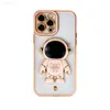 Cas de téléphone portable Placage de luxe Astronaut Holder Phone Case pour iPhone 11 12 13 14 Pro Max X XR XS Pare-chocs souple sur SE2 SE3 6S 7 8 Plus Stand Cover L230731