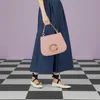 Luxury 2023 Nouveau sac moyen en forme de géométrie avec une poignée cloutée une sangle en toile et un sac en cuir sac crossbody top qualité avec boîte