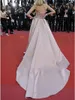 Runway Dresses Ball Gown Prom Celebrity Style Chapel Train ärmlös älskling halsringning Satin med båge veck 2023 / formell kväll