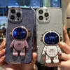 Étuis de téléphone portable Placage de luxe Flash Glitter Astronaut Holder Phone Case pour iPhone 11 12 13 Mini 14 Pro Max X XR XS Stand Cover sur 7 8 Plus SE L230731