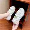 2023 Gratis frakt Kvinnor Casual Shoes Leather Platform Fashion Designer Sneakers Triple Black White Womens Girls Lace-Up Loafers Sports Trainers 35-40