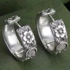 925 Silver Chic Charm Stud Women Designer Vintage Rings Stylish Circle Flower Relief Sculpture rostfritt stål Erarddroppar Anpassa enkel huvudbonad