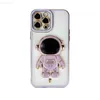 Cas de téléphone portable Placage de luxe Astronaut Holder Phone Case pour iPhone 11 12 13 14 Pro Max X XR XS Pare-chocs souple sur SE2 SE3 6S 7 8 Plus Stand Cover L230731