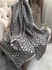 Foulards hiver noir blanc foulard en soie Hijab mode femmes Bandanas élégant marque printemps automne carré foulards Foulard