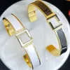 Pulsera abierta para mujer, pulsera abierta simple de acero inoxidable chapada en oro de 18 quilates, accesorios de mano cuadrados clásicos, joyería de fiesta, regalos 05