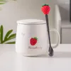 Muggar keramisk kopp med lock söta jordgubbe tryckta män och kvinnor kaffe te enkel hushållssked