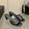 2024 Femmes Pantoufle Été Hot Top Chaussures Mode Talon Chunky Pantoufles Casual Lettre Imprimé Designer Diapositives Noir Blanc Marque De Luxe Sandales En Cuir Verni