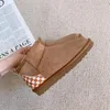 Clássicos da moda Mini botas curtas para manter o calor Botas de neve femininas novas peles de ovelha de inverno integradas mais lã grossa sapatos de algodão com caixa de saco de cartão