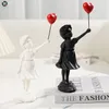 Objetos decorativos Estatuetas Balão voador Estatueta de menina Banksy Decoração para casa Arte moderna Escultura Resina Figura Artesanato Ornamento Estátua colecionável 230802