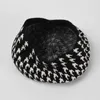 Stingy Brim Hats 2022 Новая женская осень и зима Houndstooth Beret Корейская версия мода Retro вязаная шляпа Hat Hape Beret J230802