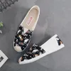 Nya mode kvinnors duk loafers casual skor kinesisk nationell stil cherry vit svart sneakers tränare