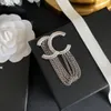Популярные женщины Мужчины дизайнерские бренд буквы броши с золотой серебряной серебряной медной материал.