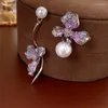 Baumelnde Ohrringe KAITIN Asymmetrische Kristallblume Runde Perle Damenmode Tropfenohrring Trendschmuck für Frauen 2023 als Geschenk