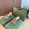 Pantofole estive all'ingrosso Nuove scarpe con tacco grosso Sandali con diapositive in pelle verniciata Catena di metallo Scarpe casual da donna lettera Scarpa da esterno stampata geometrica