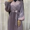 エスニック服2023ファッション女性サテン明るい色イスラム教徒のファッショナブルなVネックスプライシングプリーツロングスカートドレスジルバブアバヤレースアップローブ