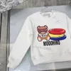 2023 Çocuk Hoodie Sweater T-Shirts Tees Tees Üst Mektup Sevimli Tearing Tee Bebek Teen Giyim Sonbahar Uzun Kollu Kız Çok Molor Üstler Çocuk Giyim Kısa Kollu Beyaz