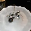 Baumelnde Ohrringe KAITIN Asymmetrische Kristallblume Runde Perle Damenmode Tropfenohrring Trendschmuck für Frauen 2023 als Geschenk