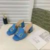 Pantofole estive all'ingrosso Nuove scarpe con tacco grosso Sandali con diapositive in pelle verniciata Catena di metallo Scarpe casual da donna lettera Scarpa da esterno stampata geometrica