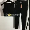 Fatos de treino femininos pretos sem mangas Conjunto de ioga acolchoado Cropped Roupas esportivas femininas Ginásio Regatas Leggings Calças regata com letras em tecido