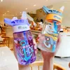 Bottiglie d'acqua per bambini/studenti Simpatico cartone animato in plastica Tazza per bere Bottiglia a prova di perdite Cannuccia portatile per esterno Alimentazione del bambino