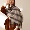 Foulards hiver épais chaud écharpe Design de luxe femmes Plaid cachemire Pashmina châle dame Wrap gland tricoté hommes Foulards couverture