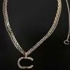 Designer-Schmuck-Halskette mit geprägtem Buchstaben, doppellagige Schlüsselbein-Halskette, luxuriös und modisch im Mittelalter