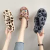 Slipare kvinnors plysch vår/höst inomhus flip flops non-halp mjuk platt hemmamode leopard tryck päls flip-flops