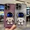 Étuis de téléphone portable Placage de luxe Flash Glitter Astronaut Holder Phone Case pour iPhone 11 12 13 Mini 14 Pro Max X XR XS Stand Cover sur 7 8 Plus SE L230731