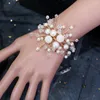 Dekorativa blommor brudtärna handledsbröllop corsage brudpärlpärla armbandsblommor för brud