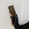 Mobiltelefonfodral Retro Luxury Amber Leopard Print Wrist Chain Phone Case för iPhone 13 12 11 Pro Max XS XR X 7 8 Plus SE 3 Soft Silicone Cover L230731