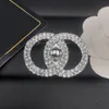 spilla da donna Marca Luxurys Desinger Spilla Donna Lettera di perle Spille Spilla smaltata con diamanti Gioielli di moda Abbigliamento Decorazione Accessori con confezione regalo