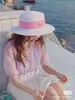 Designer sênior clássico moda pérola chapéu de palha feminino renda viagem chapéu protetor solar casual trança de palha plana temperamento tudo chapéu de sol maré