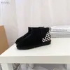 Clássicos da moda Mini botas curtas para manter o calor Botas de neve femininas novas peles de ovelha de inverno integradas mais lã grossa sapatos de algodão com caixa de saco de cartão