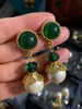 Kolczyki na stadninach środkowy zielony szklany wisiorek perłowy