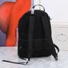 Mochila impermeable clásica de lujo para hombres y mujeres Mochila de diseñador de cuero con tela de nailon importada y bolsa para computadora con combinación de cuero de vaca de grano cruzado 31cmx43.5