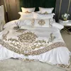 寝具セットラグジュアリーホワイト60Sサテンコットンロイヤルゴールド刺繍4 5PCSセットソフト滑らかな羽毛布団カバーベッドシートピローケース230801