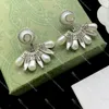 Kvinnor Pearl Rhinestone Eartrop Designer Lady Hoop Earrings Interlocking Letter Stud med presentförpackning