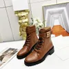 Chinelos de marca botas Martin de alta qualidade femininas 2023 novas botas curtas de metal com letra B para mulheres botas Martin modernas