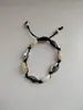Braccialetti con ciondoli Bracciale con conchiglia Materiale in lega naturale Accessorio di perline con corda di colore beige e nero Regola le dimensioni