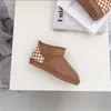 Clássicos da moda Mini botas curtas para manter o calor Botas de neve femininas novas peles de ovelha de inverno integradas mais lã grossa sapatos de algodão com caixa de saco de cartão Presentes bonitos