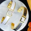 Pulsera abierta para mujer, pulsera abierta simple de acero inoxidable chapada en oro de 18 quilates, accesorios de mano cuadrados clásicos, joyería de fiesta, regalos 05