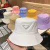 Ball Caps designer Home P High Edition Classic Black Bucket hat Metal Inverted Triangle Badge Dezelfde hoed voor mannen en vrouwen QN7C